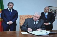 وفاة الرئيس البرتغالي الأسبق: بن صالح يوقع على سجل التعازي بسفارة البرتغال بالجزائر