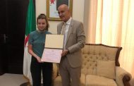 تكريم سعادة السفير عبد الكريم طواهرية للطالبة الجزائرية
