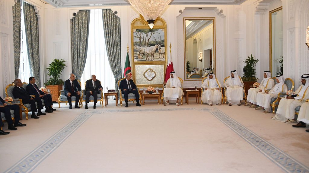 رئيس الجمهورية يستقبل من قبل أمير دولة قطر بالديوان الأميري
