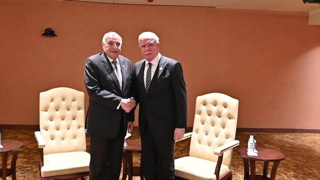لقاء وزير الشؤون الخارجية والجالية الوطنية بالخارج، السيد أحمد عطاف، مع وزير خارجية دولة فلسطين الشقيقة، السيد رياض المالكي.
