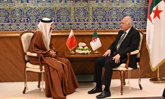 عطاف يستقبل سفير مملكة البحرين بالجزائر