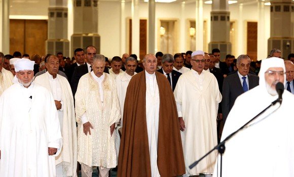 رئيس الجمهورية يؤدي صلاة عيد الفطر المبارك بجامع الجزائر