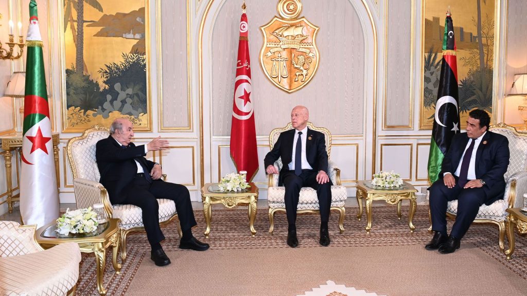 رئيس الجمهورية يشارك في الاجتماع التشاوري الأول بين القادة الثلاثة لتونس وليبيا والجزائر