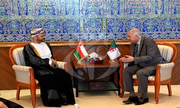 السيد عطاف يستقبل وزير خارجية سلطنة عمان